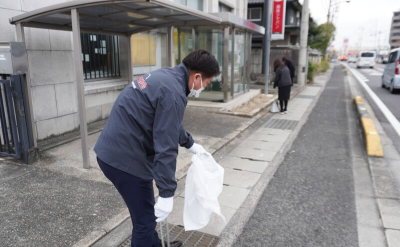 オフィス近隣の地域清掃をしました
